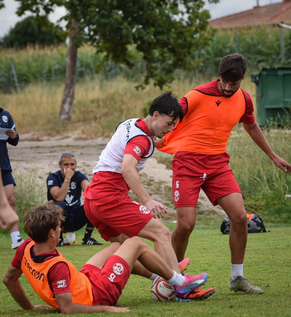 Jugadores del Zamora CF entrenando intensamente en el campo