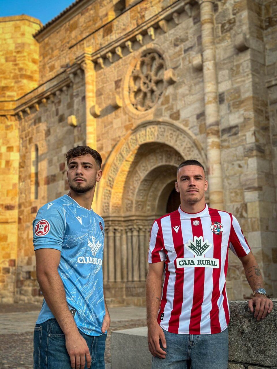 Jugadores del Zamora CF luciendo nuevas camisetas en un entorno histórico
