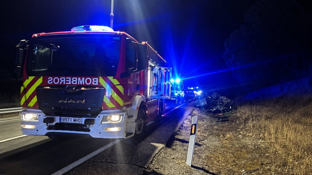 Camión de bomberos en la N-122 tras un accidente de tráfico