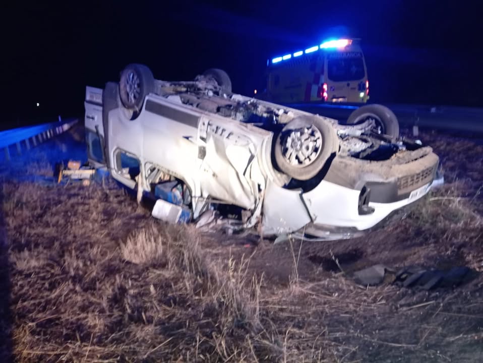 Furgoneta volcada en la autovía A-52 tras un accidente de tráfico