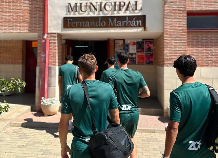 Jugadores del Zamora CF entrando al Pabellón Municipal Fernando Marbán