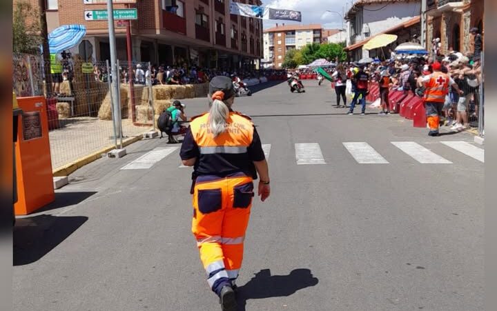 Miembro de Protección Civil en el Gran Premio de La Bañeza 2026