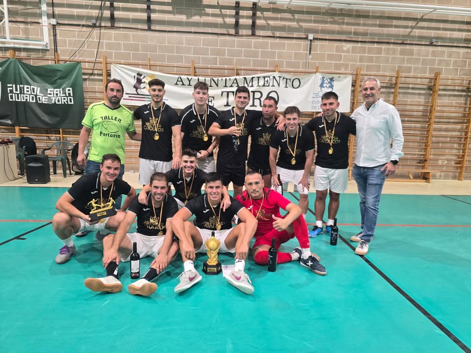 Equipo Bar Reyes Católicos posando con trofeo tras ganar la Liga de Verano