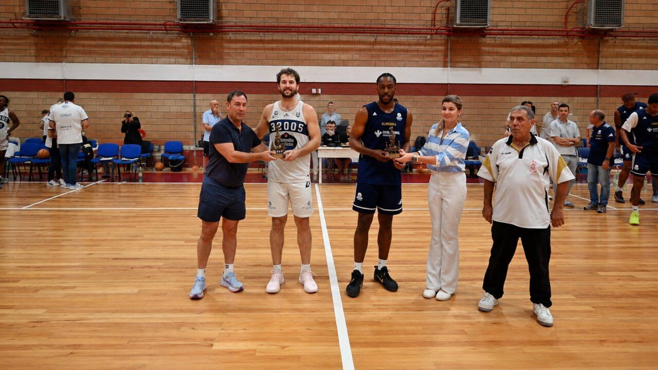 Entrega de trofeos a los equipos de baloncesto Oviedo y Ourense en Benavente