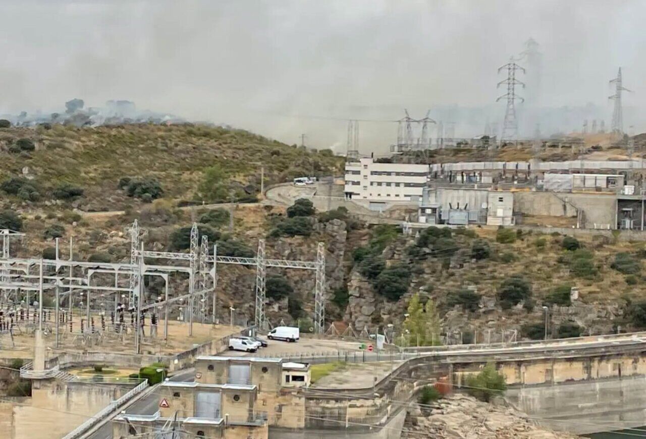Bomberos trabajando en el incendio forestal entre Villalcampo y Ricobayo