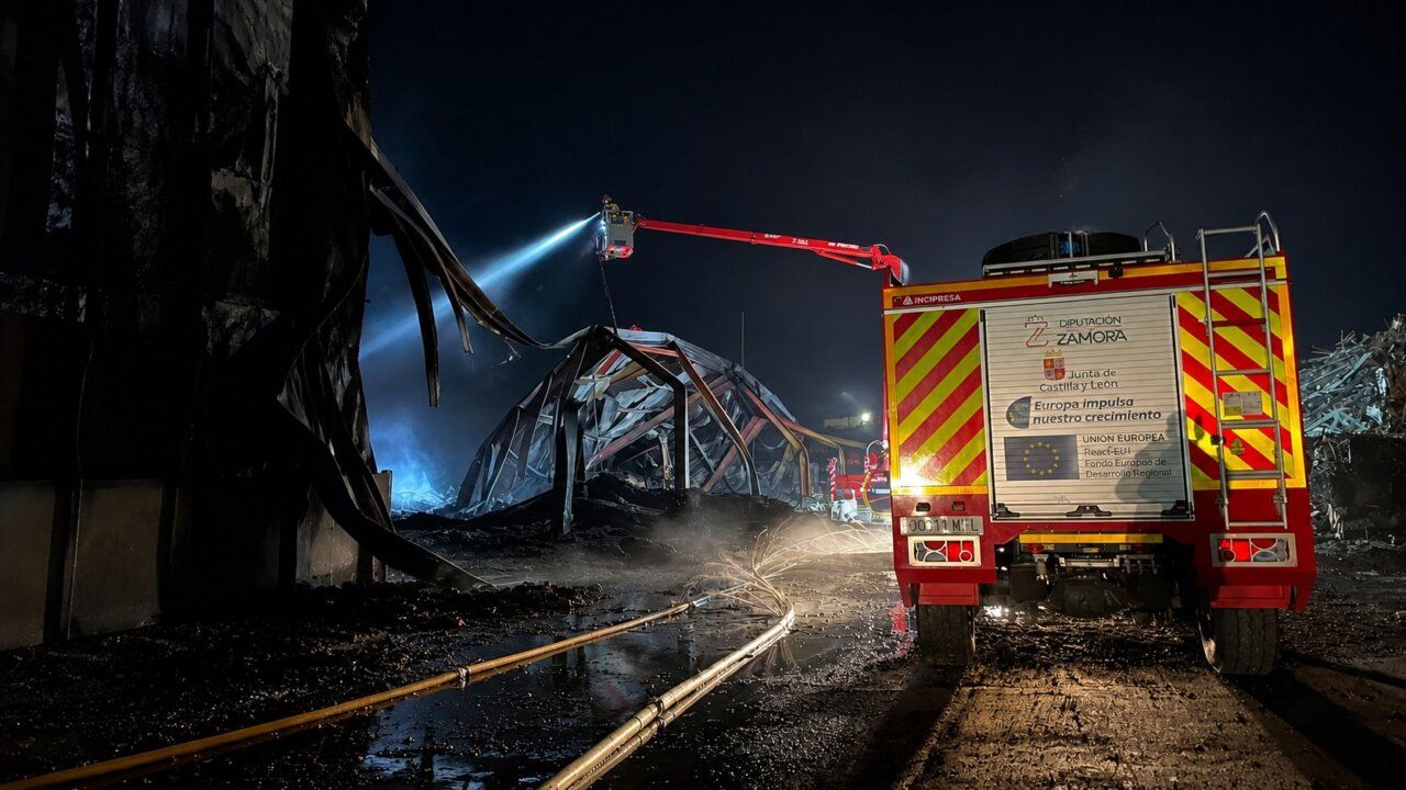 Bomberos trabajando en el enfriamiento de un incendio en Roales del Pan