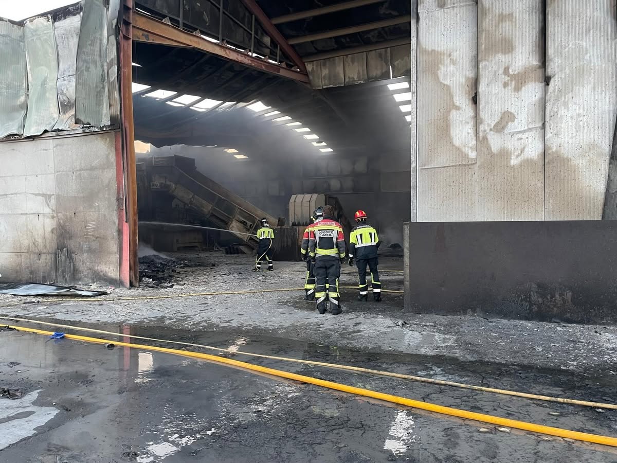 Bomberos trabajando en la planta de reciclaje de Roales del Pan tras un incendio
