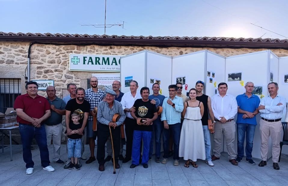 Grupo de personas en la Burger Fest de Villar del Buey