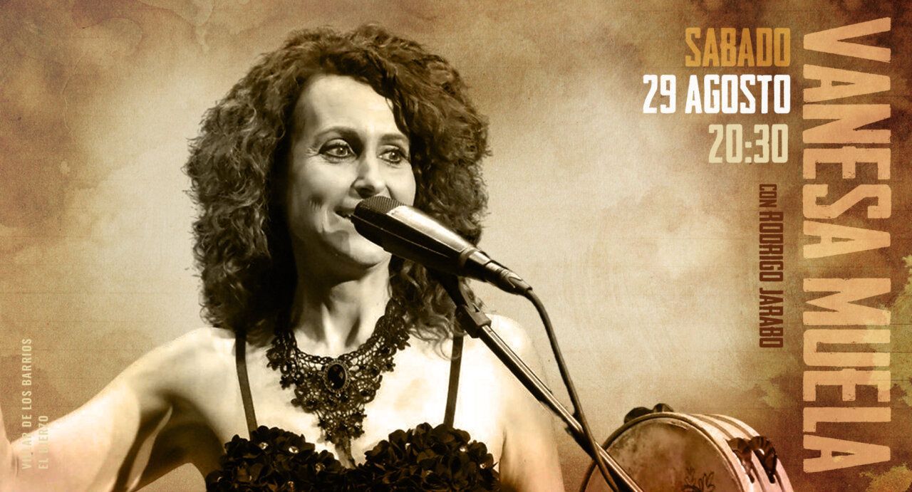 Vanesa Muela cantando en el festival Villar de los Barrios