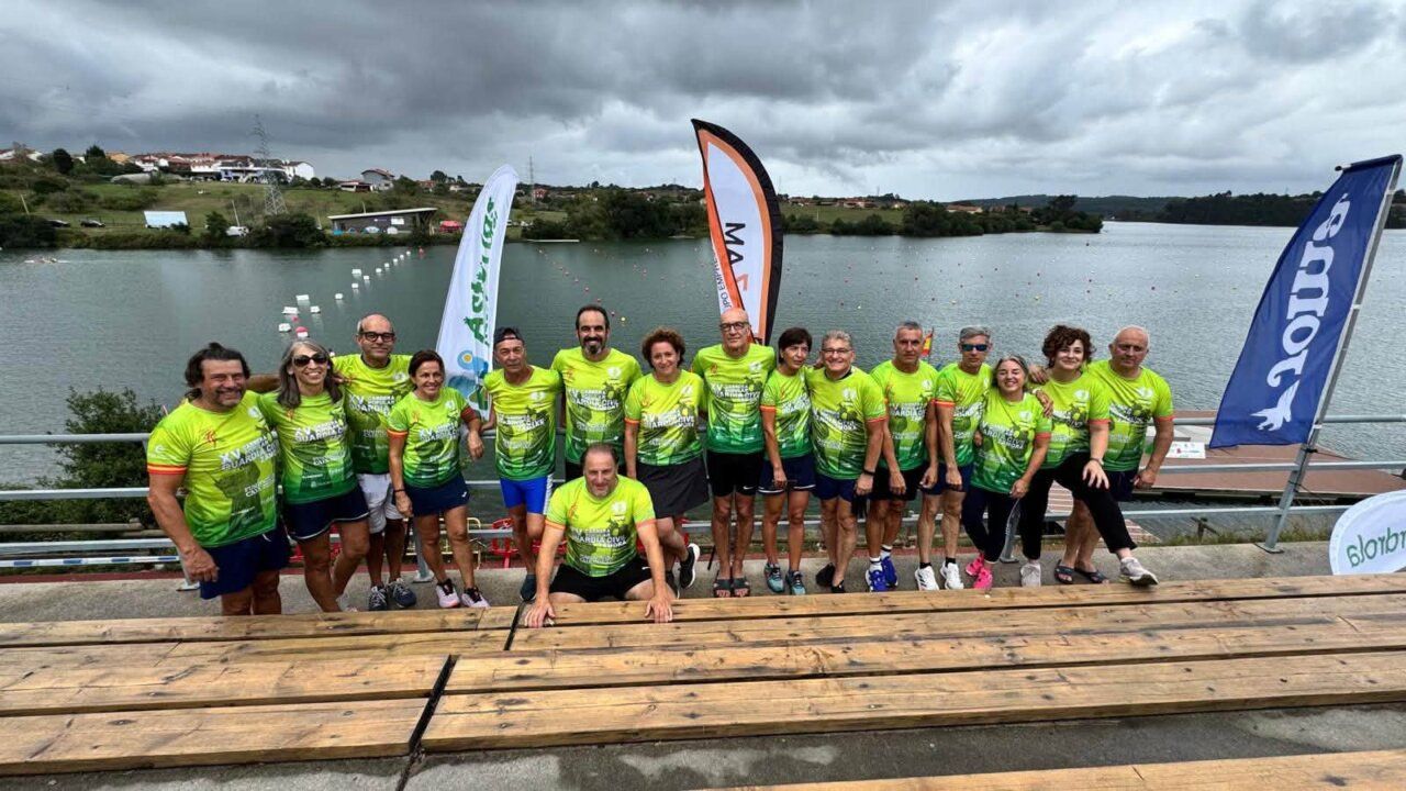 Grupo de personas con camisetas verdes en un evento de canoa-kayak