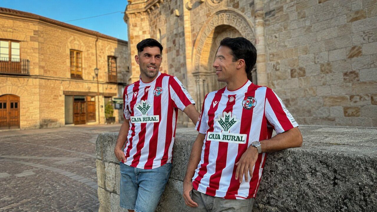Dos jugadores del Zamora CF luciendo las nuevas camisetas de la temporada 2026/27
