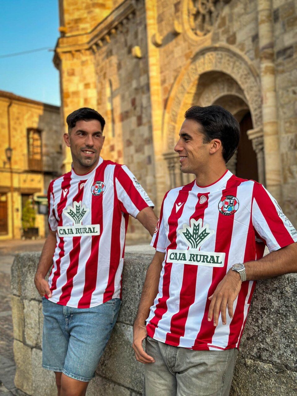 Jugadores del Zamora CF luciendo nuevas camisetas en un entorno histórico