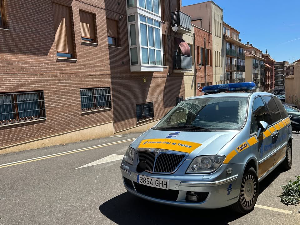 Vehículo de la Policía Local de Benavente en una calle urbana