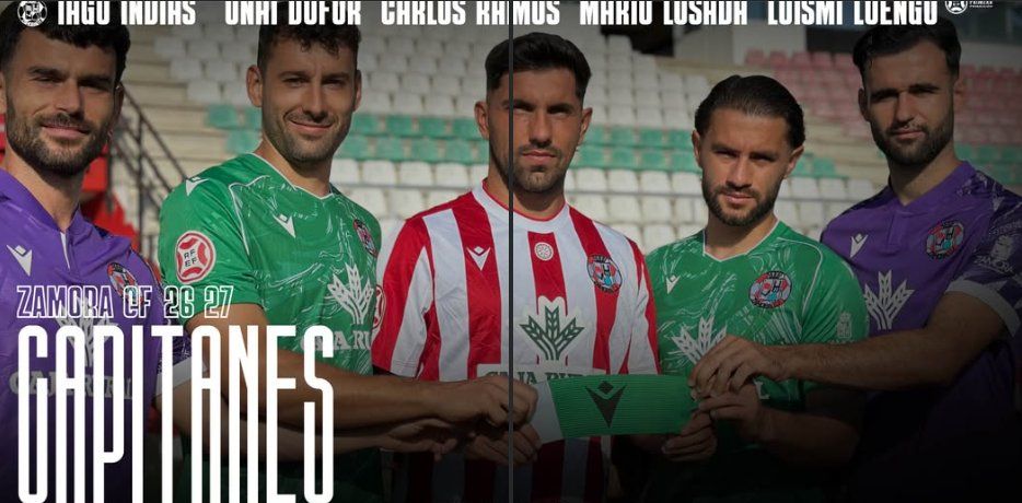 Capitanes del Zamora CF posando en el campo de fútbol