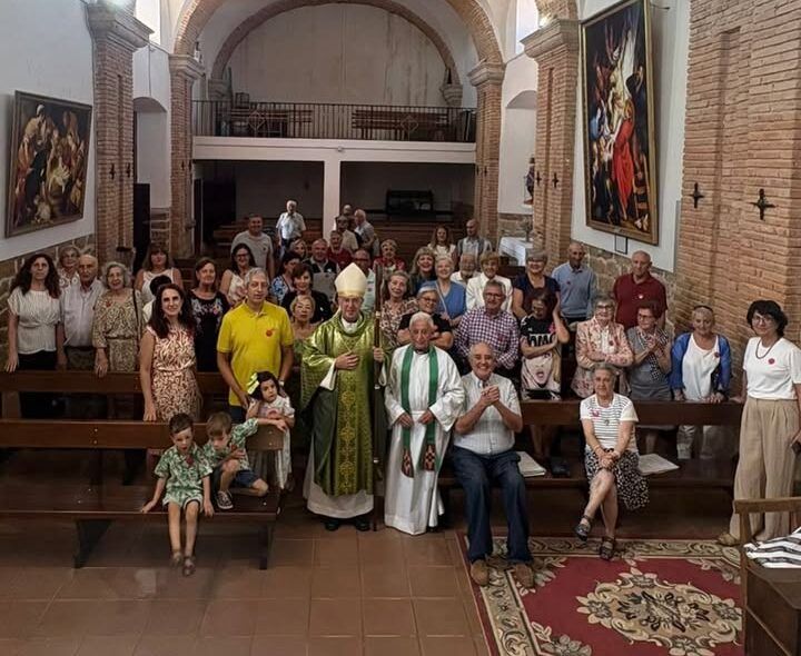 Grupo de personas en una iglesia durante una celebración comunitaria en Vega de Villalobos