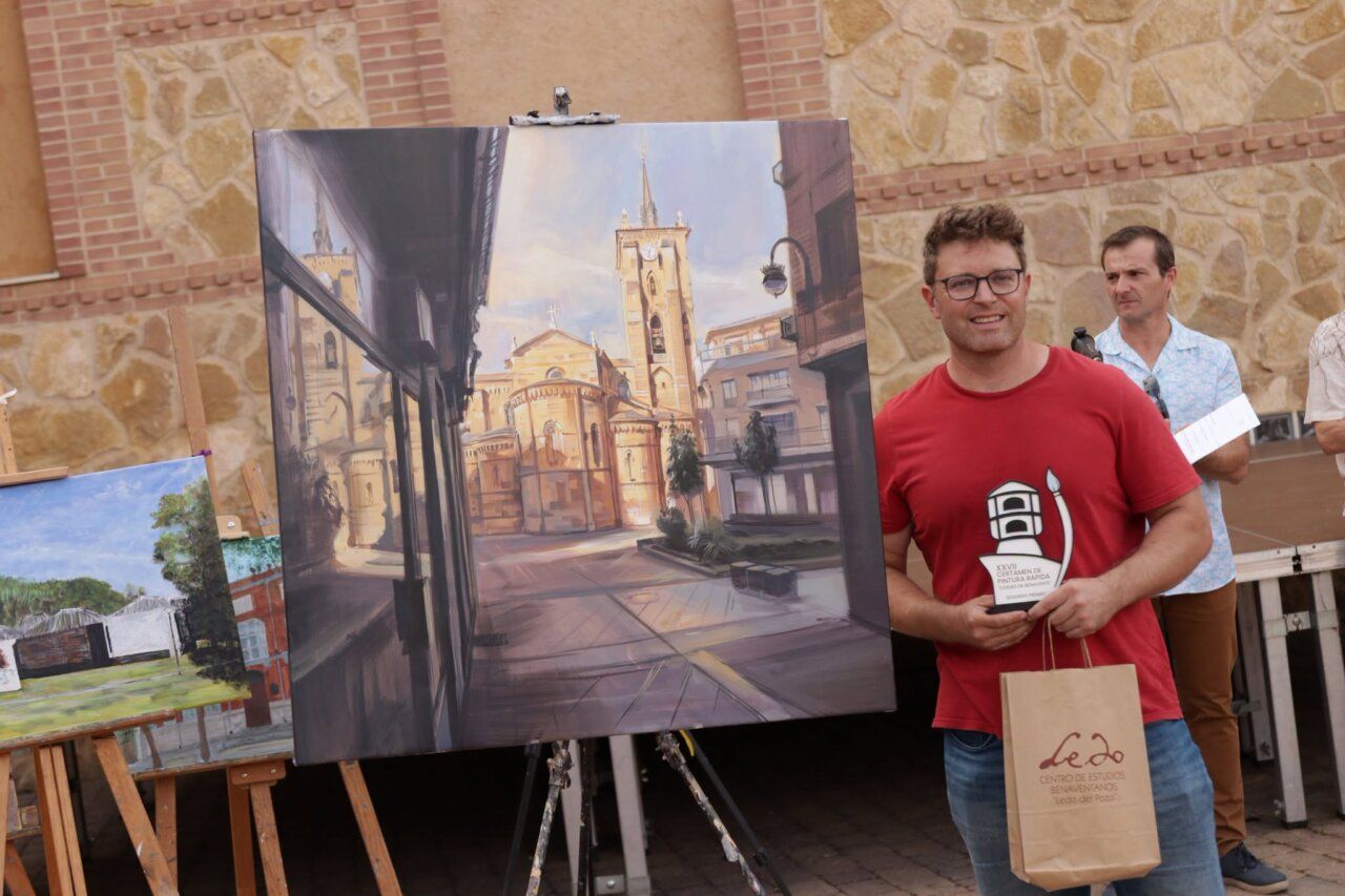 Francisco Tomás Medina sosteniendo un premio en el Certamen de Pintura Rápida