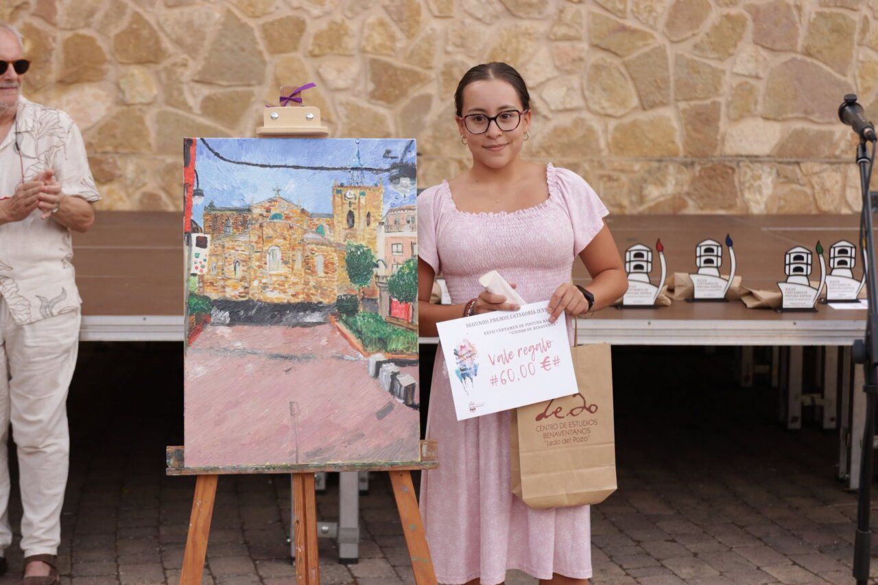 Ganadora del Certamen de Pintura Rápida sosteniendo su premio