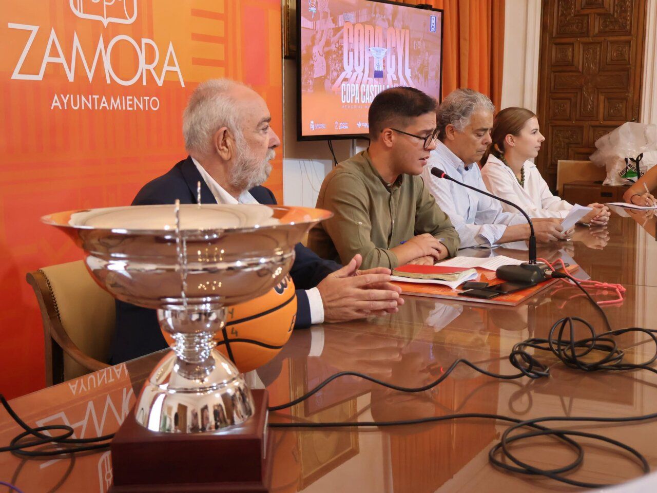 Presentación de la Copa Castilla y León de Baloncesto Masculino con trofeo y participantes