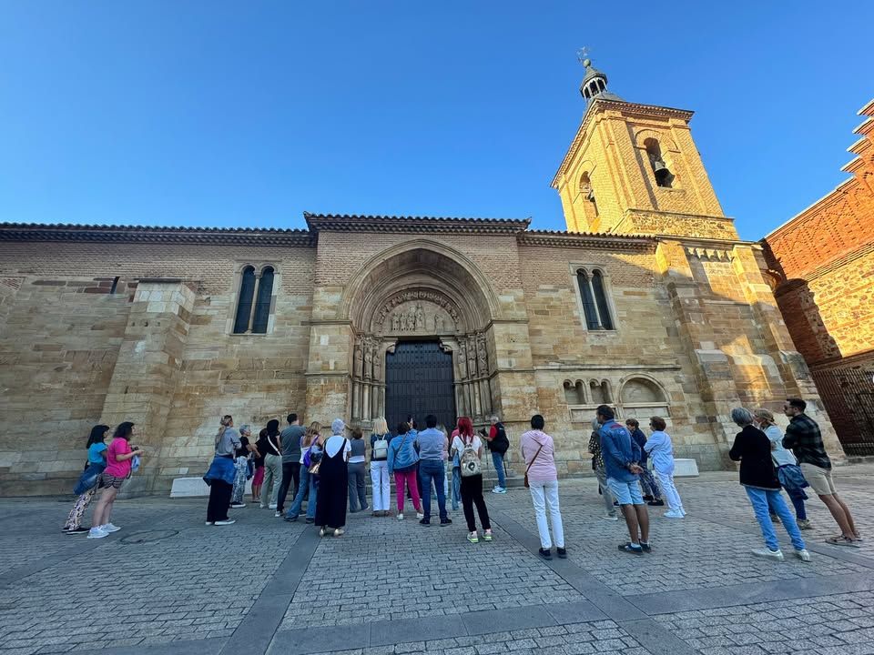 Grupo de personas frente a la iglesia en Benavente