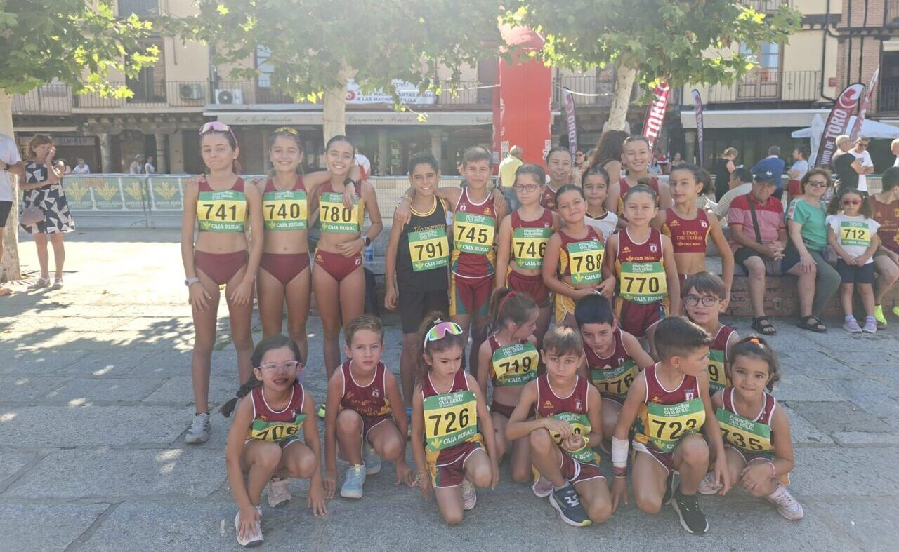 Grupo de niños participantes en el Cross Popular Ciudad de Toro