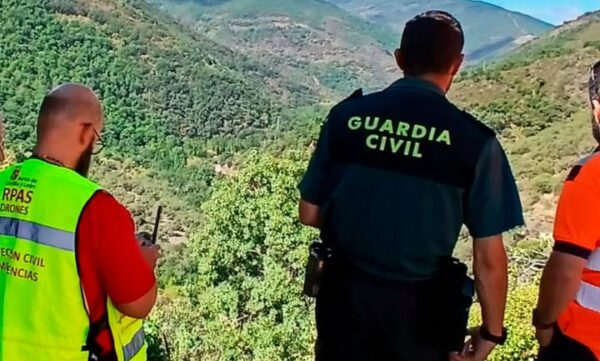 Miembros de Protección Civil y Guardia Civil en la búsqueda de una mujer desaparecida