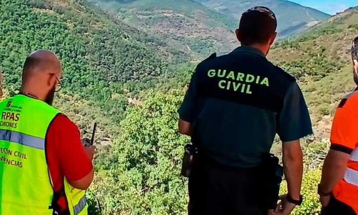 Miembros de Protección Civil y Guardia Civil en la búsqueda de una mujer desaparecida