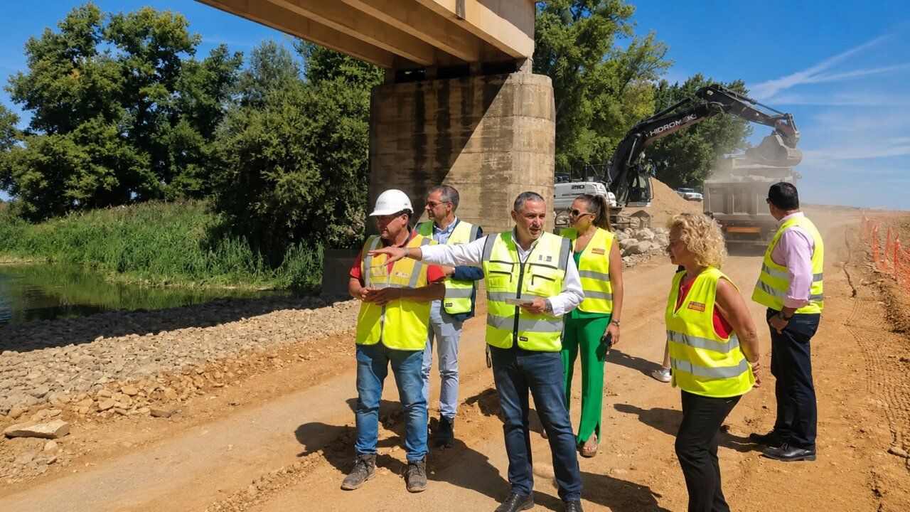 Avances en la demolición del puente sobre el río Duero con maquinaria pesada.
