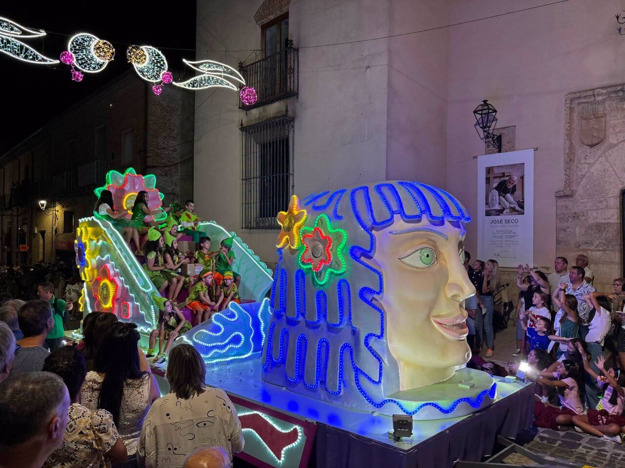 Carroza iluminada en el Desfile de Carrozas durante las Ferias de San Agustín.