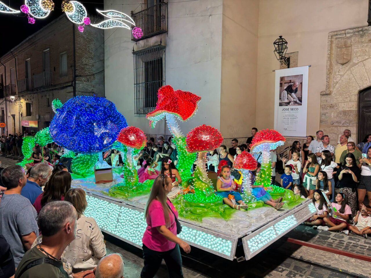 Carroza iluminada con flores en el desfile de San Agustín 2026
