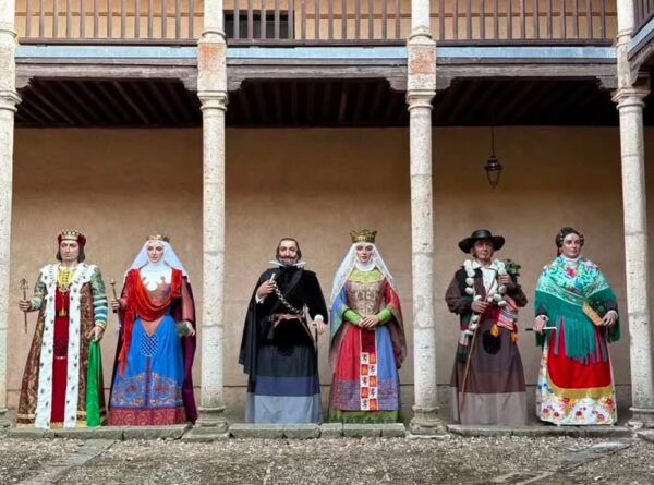 Gigantes de las fiestas de Toro en un desfile tradicional
