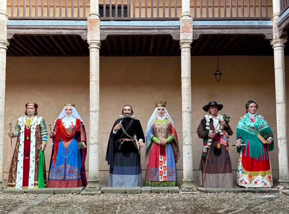 Gigantes de las fiestas de Toro en un desfile tradicional