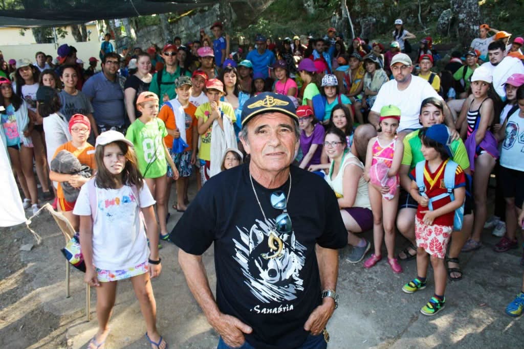 Marcos Rodríguez Pantoja rodeado de niños en un campamento
