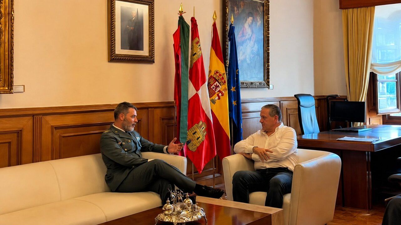 Reunión entre el presidente de la Diputación y un teniente coronel en Zamora