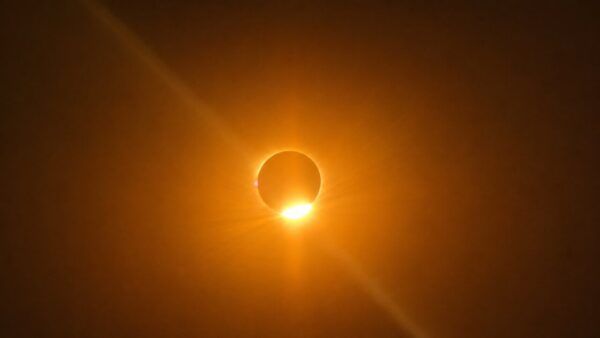 Eclipse solar visto desde Toro, con la Luna ocultando al Sol.