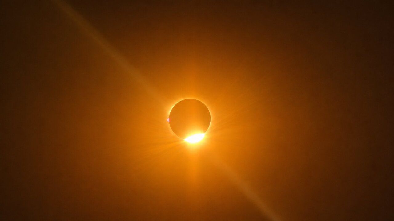 Eclipse solar visto desde Toro, con la Luna ocultando al Sol.