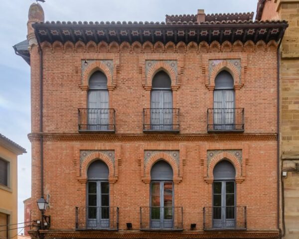 Edificio neomudéjar de Santiago Madrigal en Benavente, con arcos ojivales.