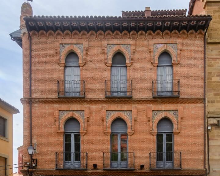 Edificio neomudéjar de Santiago Madrigal en Benavente, con arcos ojivales.