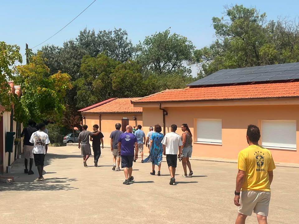 Grupo de personas caminando en un centro de rehabilitación al aire libre