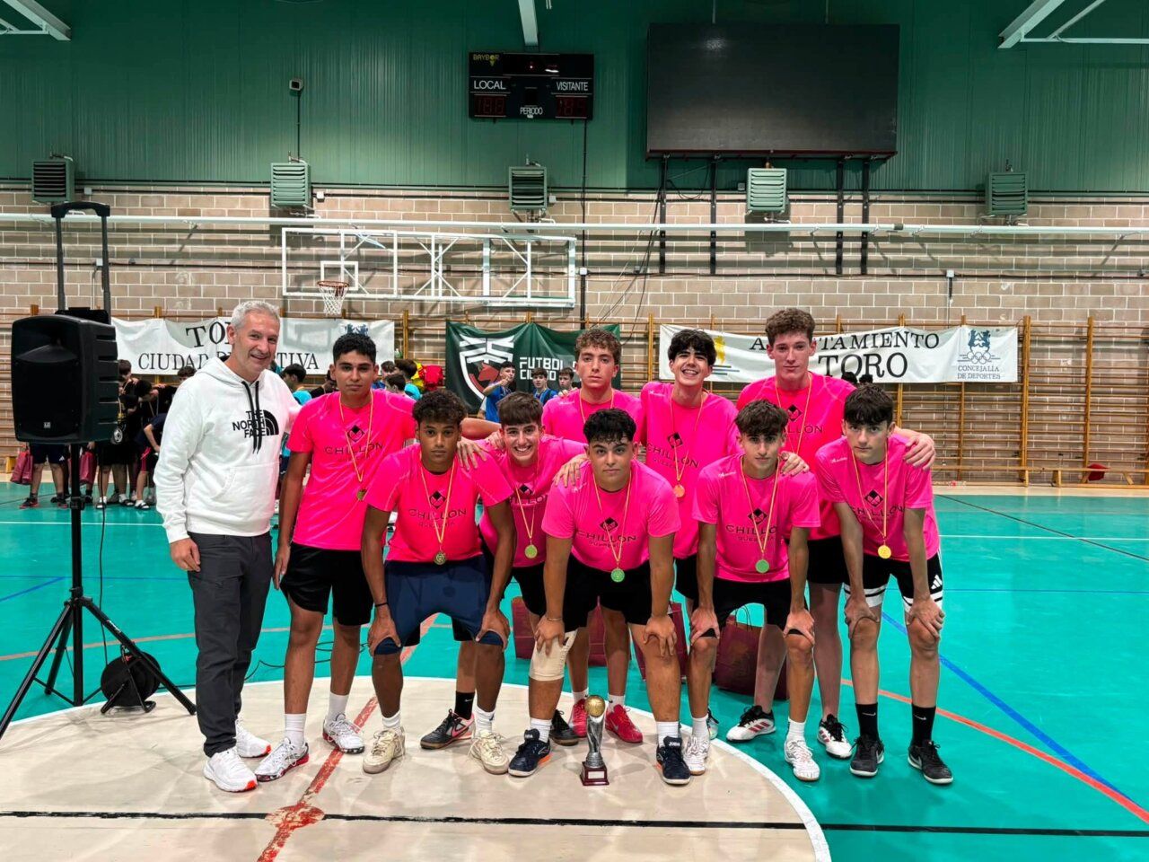 Equipo Quesos Chillón posando con medallas tras ganar la Liga de Verano Kids.
