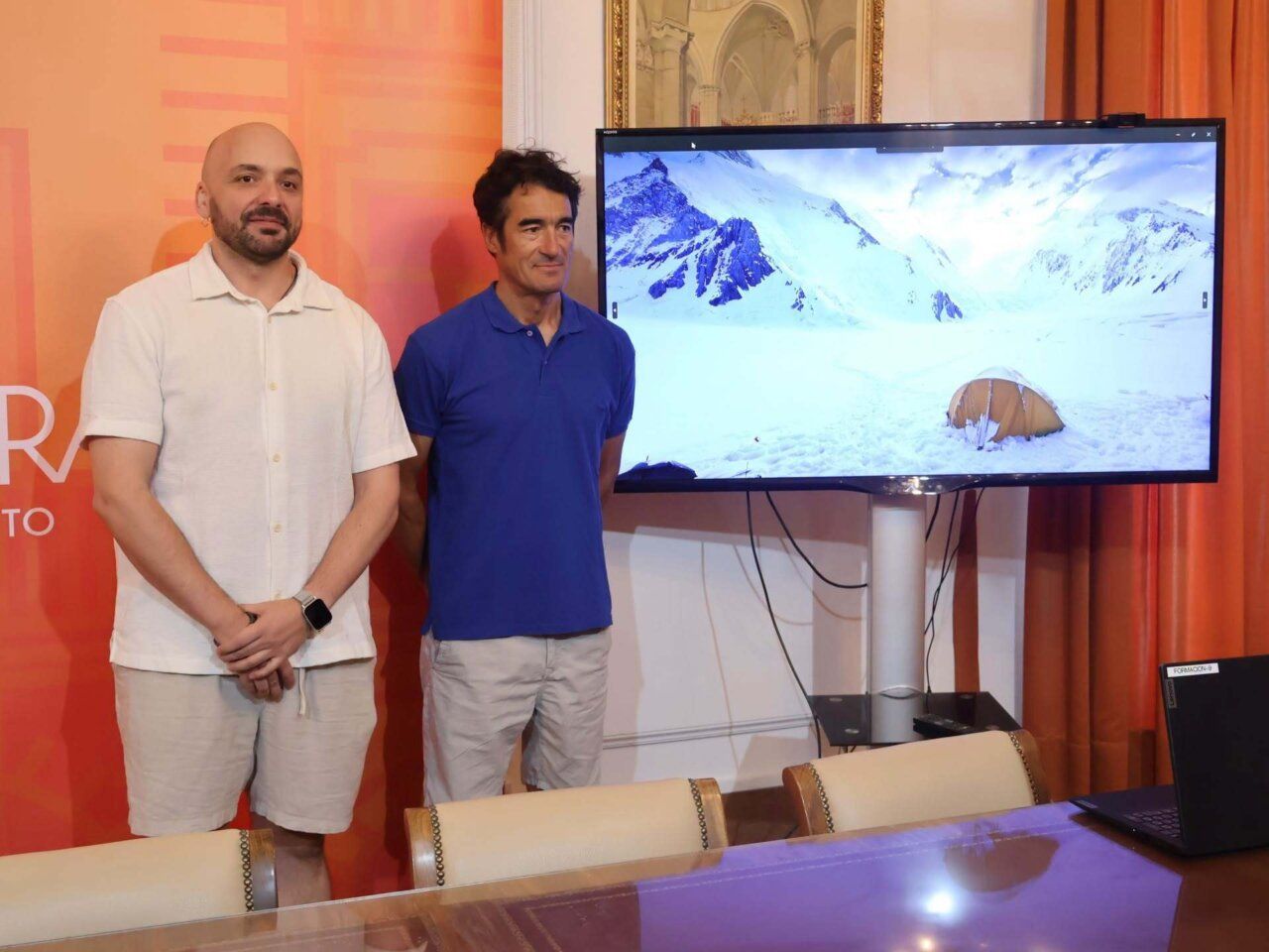 Martín Ramos y otro alpinista en presentación sobre Gasherbrum I