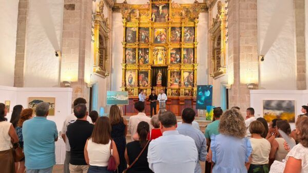 Inauguración de una exposición artística en la Encarnación de Zamora con asistentes observando