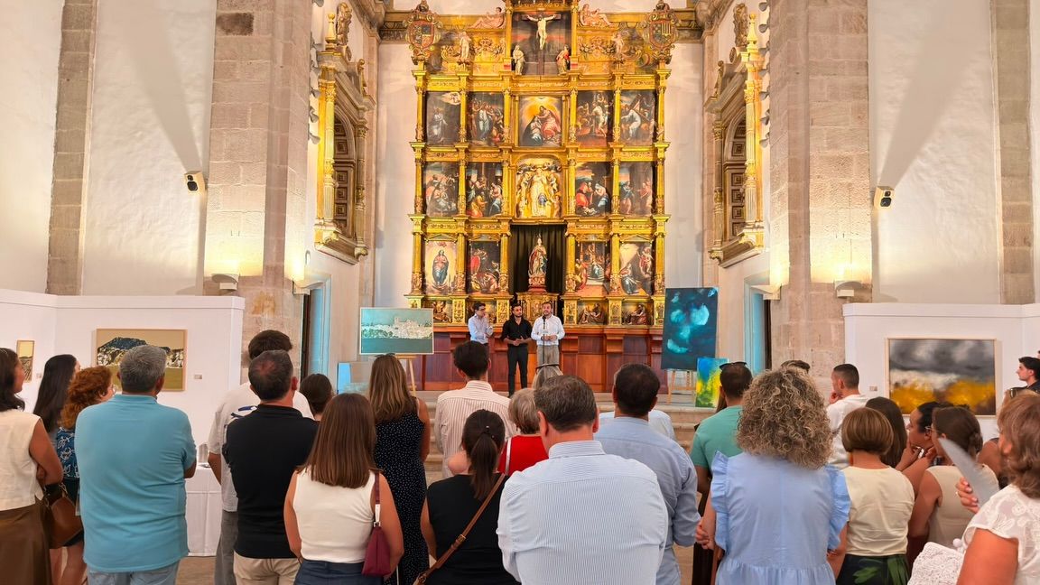 Inauguración de una exposición artística en la Encarnación de Zamora con asistentes observando