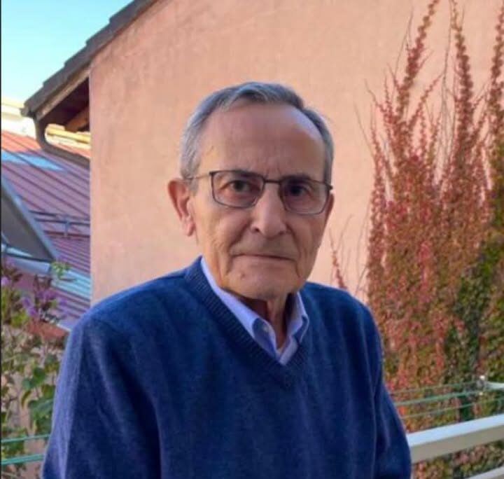 Sacerdote Eleuterio Fernández en un entorno exterior