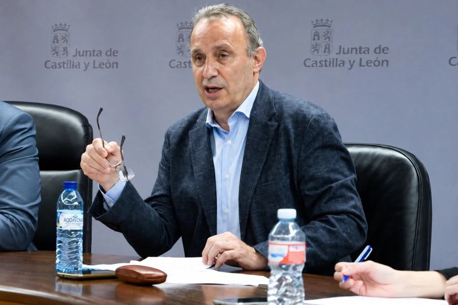 Casto López Cañibano durante una reunión en la Junta de Castilla y León