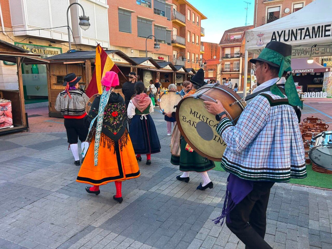Personas con trajes tradicionales en la Feria de Septiembre de Benavente