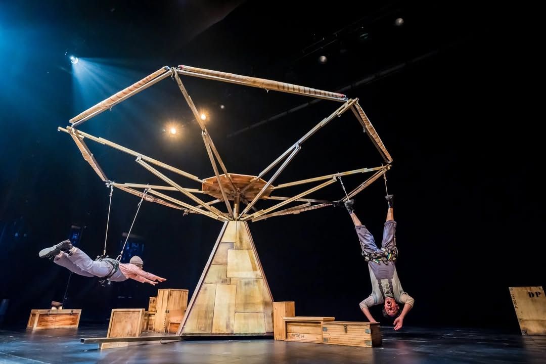 Actuación de dos acróbatas en el XIV Festival Internacional de Circo en Ávila