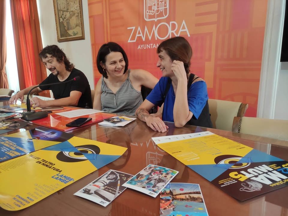 Tres personas conversando sobre el Festival Internacional Mamut 5 en Zamora.