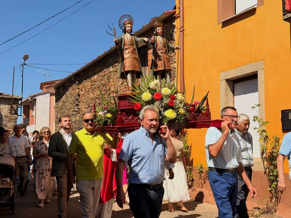 Celebración de las fiestas patronales en Domez de Alba con imágenes de la procesión