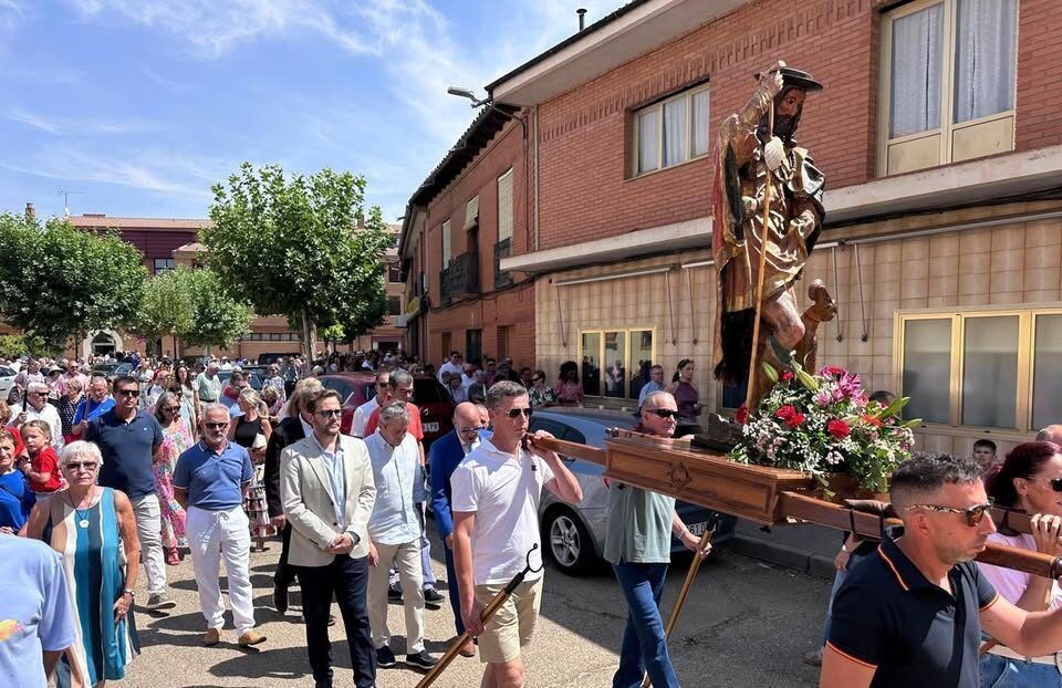 Celebración de las fiestas de San Roque en Zamora con una multitud de personas.