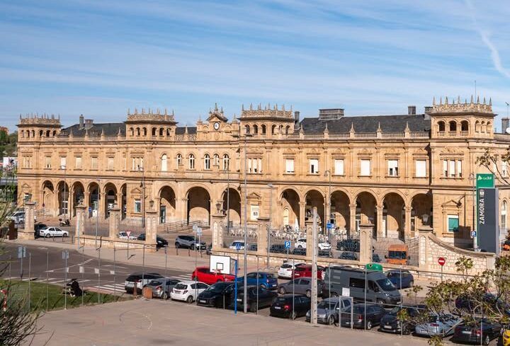 Vista de la estación de tren de Zamora con cielo azul